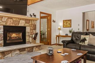 Tranquil Waterside by AvantStay Lakefront Dock Game Room Views - Pocono Summit - 2