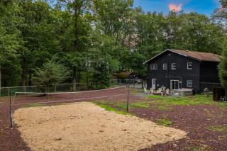 The Evergreen Escape by AvantStay Modern Cabin w Volleyball Court Hot Tub - Stroudsburg - 7
