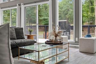 The Evergreen Escape by AvantStay Modern Cabin w Volleyball Court Hot Tub - Stroudsburg - 2