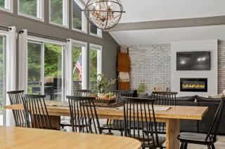 The Evergreen Escape by AvantStay Modern Cabin w Volleyball Court Hot Tub - Stroudsburg - 1