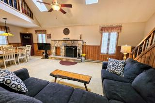 Shady Pines by AvantStay Enclosed Porch Game Rooms LakeBeach Access - Albrightsville - 7