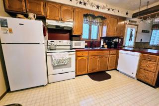 Shady Pines by AvantStay Enclosed Porch Game Rooms LakeBeach Access - Albrightsville - 3