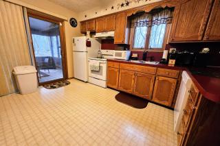 Shady Pines by AvantStay Enclosed Porch Game Rooms LakeBeach Access - Albrightsville - 2