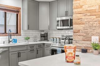 The Bears Den by AvantStay Prime Location Renovated w Movie Game Room - Crescent Lake - 5