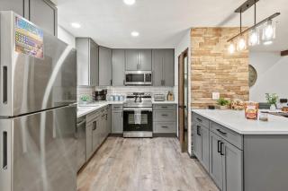 The Bears Den by AvantStay Prime Location Renovated w Movie Game Room - Crescent Lake - 6