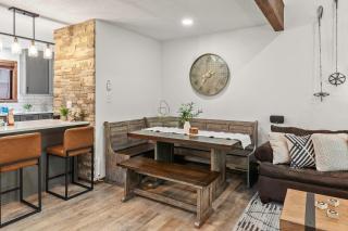 The Bears Den by AvantStay Prime Location Renovated w Movie Game Room - Crescent Lake - 3