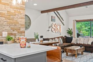 The Bears Den by AvantStay Prime Location Renovated w Movie Game Room - Crescent Lake - 4