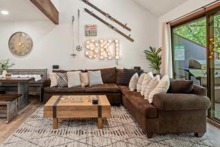 The Bears Den by AvantStay Prime Location Renovated w Movie Game Room - Crescent Lake - 2
