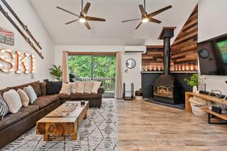 The Bears Den by AvantStay Prime Location Renovated w Movie Game Room - Crescent Lake - 1