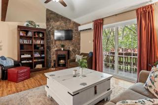 Slope Lodge by AvantStay Prime Location PoolHot Tub Access Deck - Crescent Lake - 5
