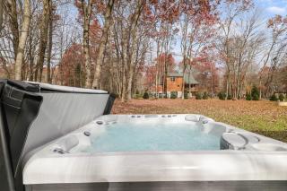 The Barn House by AvantStay Modern Outdoor Living Area Hot Tub - Albrightsville - 9