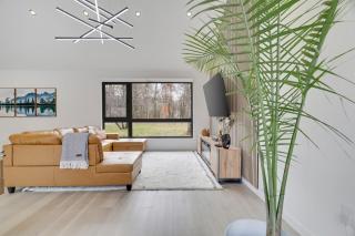 The Barn House by AvantStay Modern Outdoor Living Area Hot Tub - Albrightsville - 1