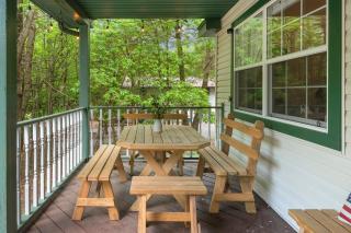 Ridge Retreat by AvantStay Game Room Covered Porch Fire Pit - Blakeslee - 5