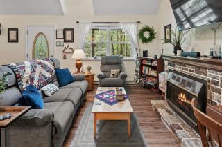 Ridge Retreat by AvantStay Game Room Covered Porch Fire Pit - Blakeslee - 2