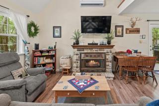 Ridge Retreat by AvantStay Game Room Covered Porch Fire Pit - Blakeslee - 4