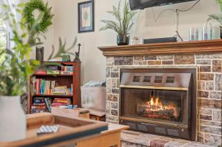Ridge Retreat by AvantStay Game Room Covered Porch Fire Pit - Blakeslee - 3