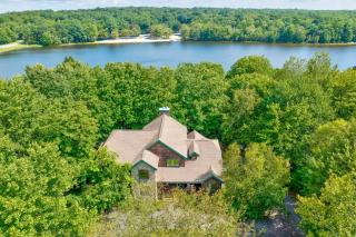 Elk Hollow by AvantStay Lakefront Chalet w Game Room Fire Pit - Blakeslee - 8
