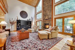 Elk Hollow by AvantStay Lakefront Chalet w Game Room Fire Pit - Blakeslee - 0