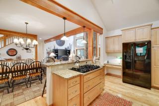 Elk Hollow by AvantStay Lakefront Chalet w Game Room Fire Pit - Blakeslee - 7