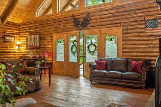 The Bigwood Cabin by AvantStay Hot Tub Firepit Pool Table Private Yard - Long Pond - 3