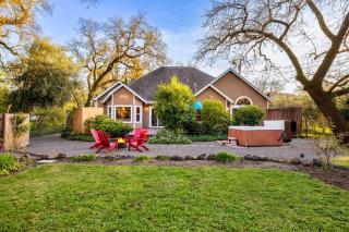 Valley of the Moon by AvantStay Tranquil Escape Large Yard w Hot Tub Fire Pit - Kenwood - 8