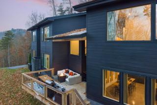 Dark Horse by AvantStay Hot Tub Balcony Views - Sevierville - 0