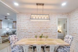 Destin Dolphin by AvantStay 2 Mins Walk To Beach w Pool Large Outdoor Entertaining Area - Destin - 1
