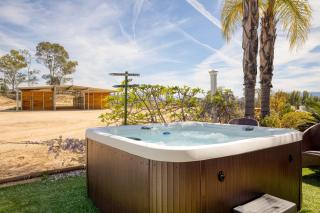 Bear Bridge by AvantStay Hilltop Haven in Temecula w Views Putting Green Hot Tub - 8