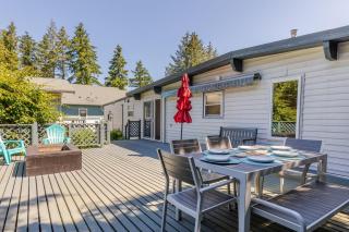 Sunny Side Island Retreat by AvantStay Backyard - Freeland - 7
