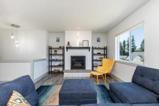 Twin Oaks Retreat by AvantStay Mins to Freeland - Langley - 2