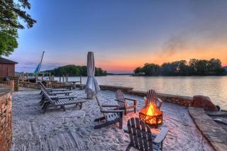 Sunset Shores Resort: The Grand House by AvantStay - Mooresville - 0