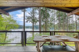 Goss Lake Chalet by AvantStay Lakefront w Dock - Langley - 9