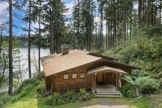Goss Lake Chalet by AvantStay Lakefront w Dock - Langley - 0