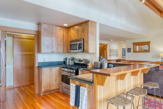 Goss Lake Chalet by AvantStay Lakefront w Dock - Langley - 4