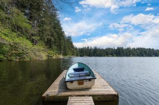 Goss Lake Chalet by AvantStay Lakefront w Dock - Langley - 6