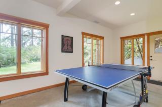 Goss Lake Chalet by AvantStay Lakefront w Dock - Langley - 3