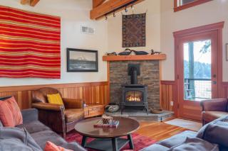 Goss Lake Chalet by AvantStay Lakefront w Dock - Langley - 2