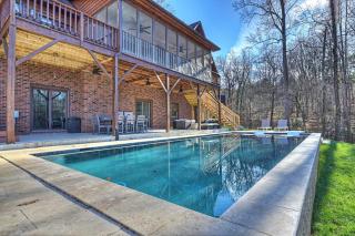 Winding Down by AvantStay Sleeps 20 Dock View - Troutman - 0
