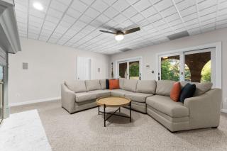 Shoreway Cove by AvantStay Waterfront Pool Dock - Huntersville - 7