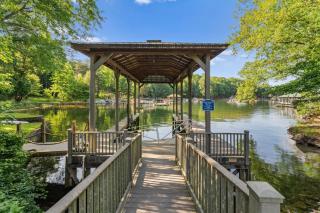 Shoreway Cove by AvantStay Waterfront Pool Dock - Huntersville - 2