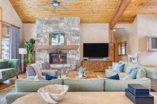Telemark Luxury Retreat by AvantStay Stunning Views w Hot Tub Theatre Room and Pool Table - Park City - 3