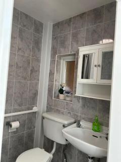 Spacious Grimsby Contractor Friendly Home Sleeps 12 and Free Parking - Grimsby - 9