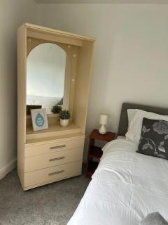 Spacious Grimsby Contractor Friendly Home Sleeps 12 and Free Parking - Grimsby - 8