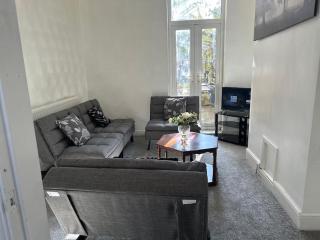 Spacious Grimsby Contractor Friendly Home Sleeps 12 and Free Parking - Grimsby - 7