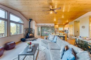 Golden Summit by AvantStay Stunning Secluded Cabin w Access to Tahoe Donner - Truckee - 3
