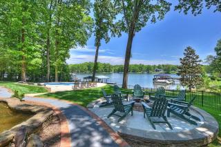 Luckys Lake House by AvantStay Private Lake Bar - Mooresville - 3