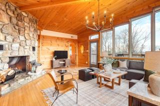 Chestnut by AvantStay Mountain Cabin w Treetop Views Hot Tub Game Room - 1