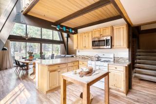 Alder by AvantStay Moody Retreat: Patio Hot Tub in Sunriver - Sunriver - 7