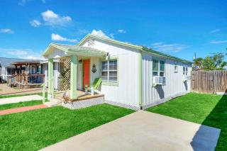Rock the Boat by AvantStay 5 Blocks to Beach - Port Aransas - 9