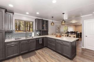 Dawn and Dusk by AvantStay Modern Cabin in Great Location w Home Theatre - 2